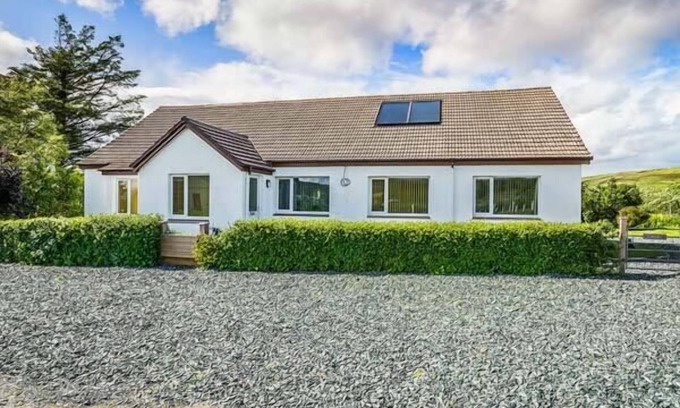 Aultbea Cottage | Pet-Friendly Tigh Na Sith: Perfect Country Retreat in Aultbea