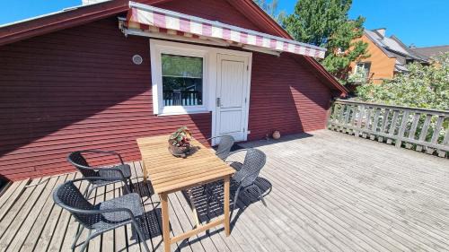 Lillekula Apartment | Charming Tihase Garden View Apartment - Rated 9.1/10