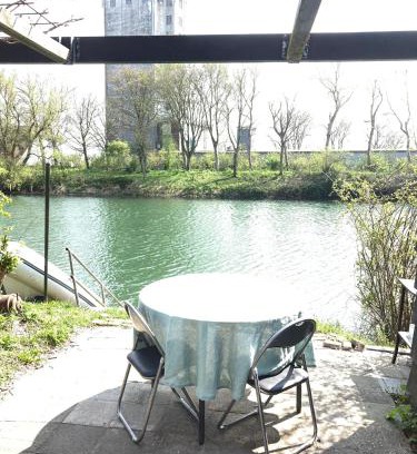 Zierikzee House | Cozy TIJ Tiny House by the Tidal Waters in Zierikzee