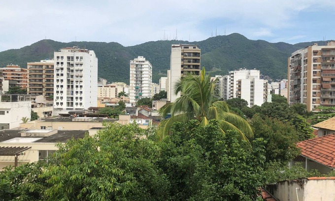 Andarai House | Cozy Tijuca Guesthouse: Pet-Friendly Retreat with Spa & Hot Tub