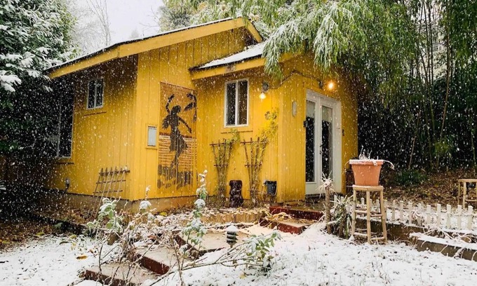 Grass Valley Cottage | Tiki in the Pines Studio: Walk to Downtown with Pool