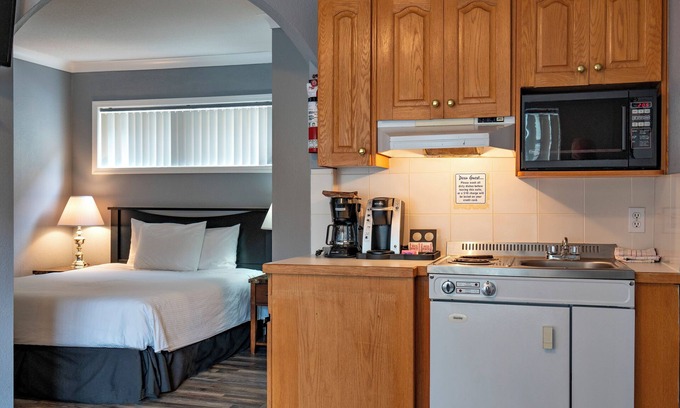 Okanagan-Similkameen Hotel | Discover Tiki Shores Inn & Suites: Family-Friendly Retreat