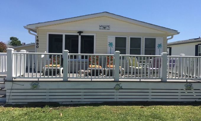 Garden City Cottage | Pet-Friendly Tiki Time Getaway: Steps to Pool & Splashpad