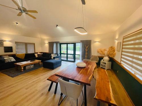 Tikitere House | Family-Friendly Tikitere Lodge with Hot Tub in Rotorua