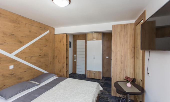 Donje Polje House | Budget-Friendly Tilia: Family-Friendly with Hot Tub & Breakfast