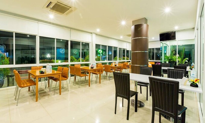 Lam Thap Hotel | Discover Tillthong Garden: Family-Friendly with Dining Options