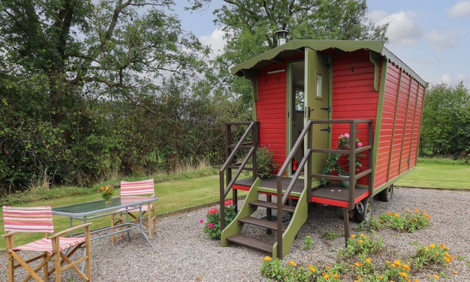 Llanfihangel Tal-y-llyn Cottage | Cozy Tilly Gypsy-Style Caravan Hut for Pet Lovers