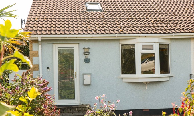 Weston-super-Mare House | Discover Tilly’s Cottage: Pet-Friendly Getaway in Kewstoke