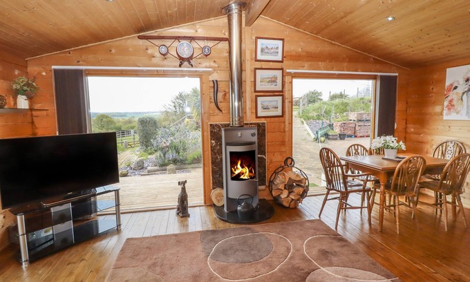 Bircotes Cottage | Family-Friendly Tilly's Lodge: Character Cottage in Tickhill