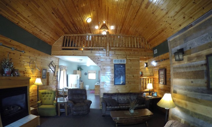 Lac du Flambeau Cabin | Timber Bay Resort: Pet-Friendly Retreat with Ocean Views