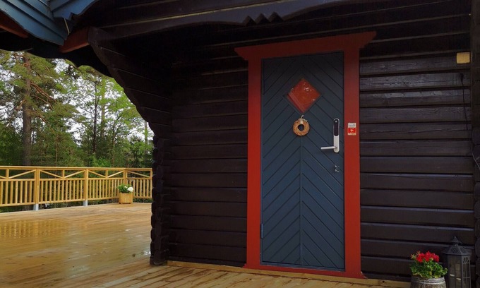 Karlstad Ski Chalet | Relaxing Timber Cottage with Jacuzzi near Vänern Lake