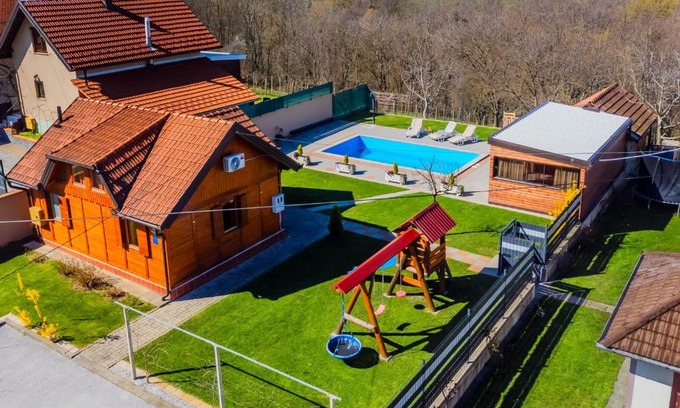 Zasadbreg Apartment | Timber Cottage With Pool - Happy Rentals