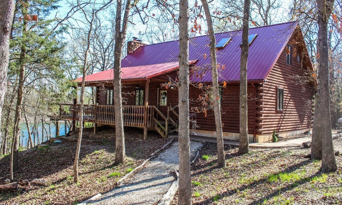 Pittsburg Cabin | Timber Cove Cabin: Relaxing Lakeside Retreat with Pool