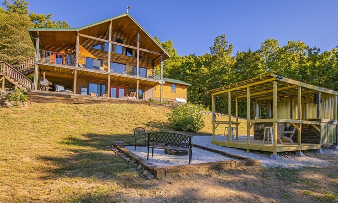 Compton Cabin | Cozy Timber Lodge - 4 Bedroom Cabin by the Buffalo River