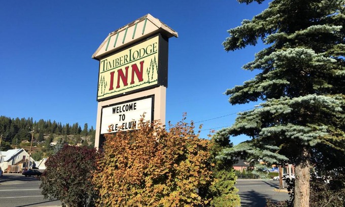Cle Elum Hotel | Cozy Timber Lodge Inn: Pet-Friendly Family Retreat
