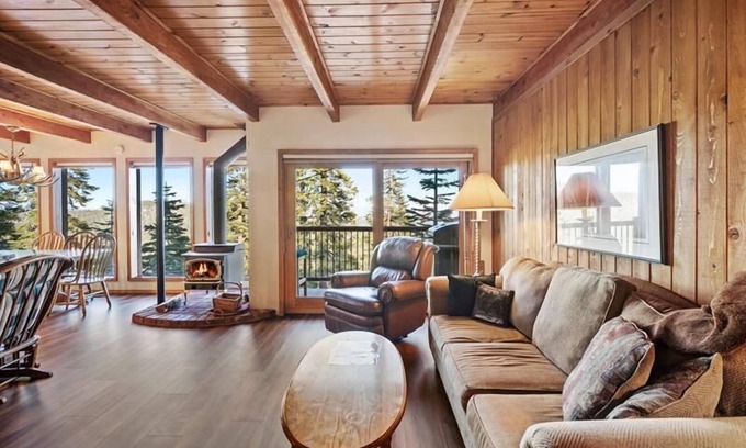Mammoth Lakes Condo | Timber Ridge #19: Pet-Friendly with Amazing Views & Pool
