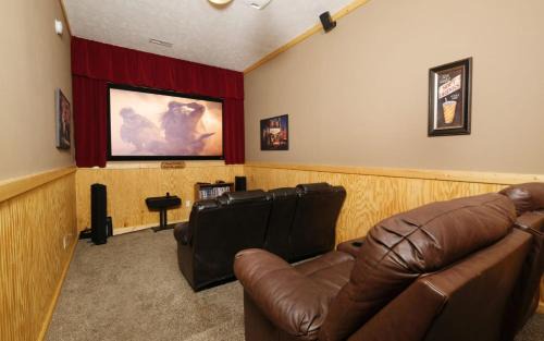 Gatlinburg - Pigeon Forge Villa | Timber Toy: Family-Friendly Retreat with Pool & Hot Tub