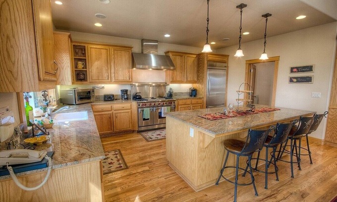 Kingswood Estates House | Relaxing Timber View Lodge: Family-Friendly Getaway