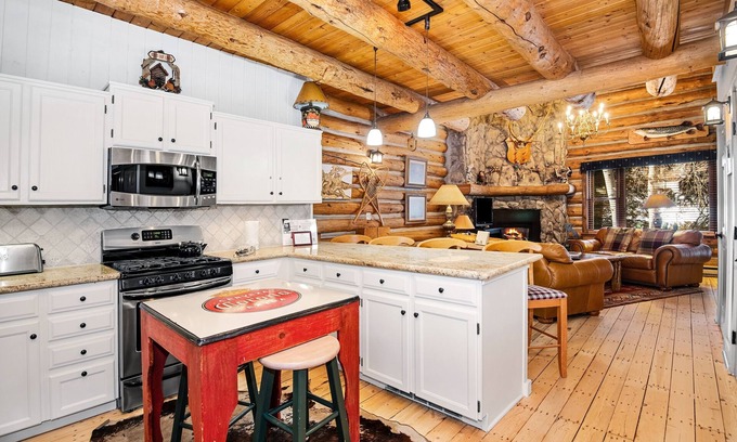 Timbercreek Lodges Cabin | Timbercreek #8b: Family-Friendly Home with Pool & Kitchen