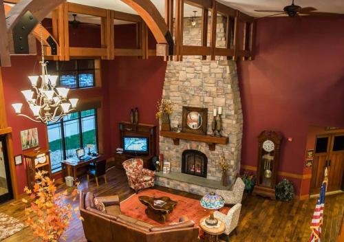 Grand Rapids Hotel | Timberlake Lodge: Guest Rated 9/10 with Pet-Friendly Comfort