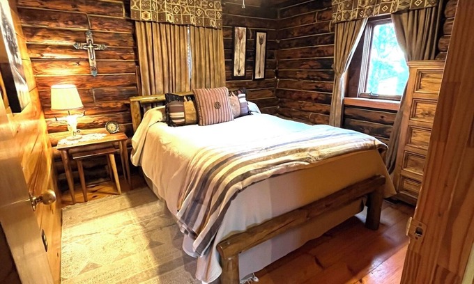 Old Washington Cabin | Pet-Friendly Timberline Cabins with Spa & Lake Views