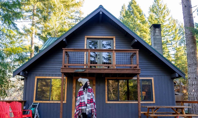 Packwood House | Timberline Creekside Chalet: Pet Friendly with Wave WIFI