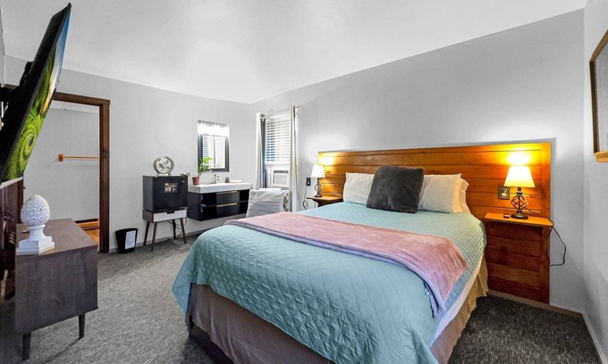 Ellicottville Cabin | Comfortable Timberline Lodge Stay with Breakfast & Kitchen