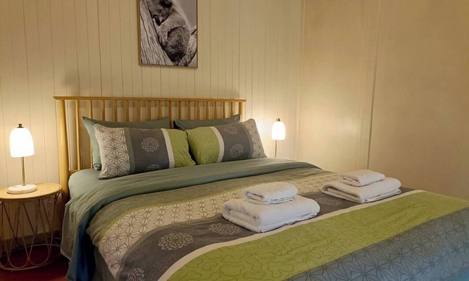 Kalimna House | TimberLoo Cottage (1 Queen Bed) SPA & Wood Stove