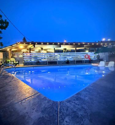 Ashland Hotel | Pet-Friendly Timbers INN & Suites with Ocean View Pool