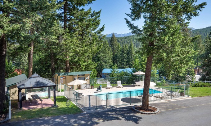 Bigfork Hotel | Timbers Motel: Oceanfront Retreat with Pool & Spa Amenities