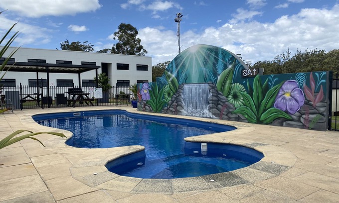 Wauchope Hotel | Family-Friendly Timbertown Motel with Pool & Breakfast