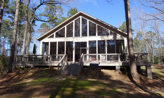 Center Cabin | Serene Timberview Lodge with Scenic East Texas Views