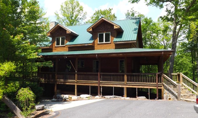 Tuckasegee House | Family-Friendly Timberwolf Hotel for Memorable Getaways