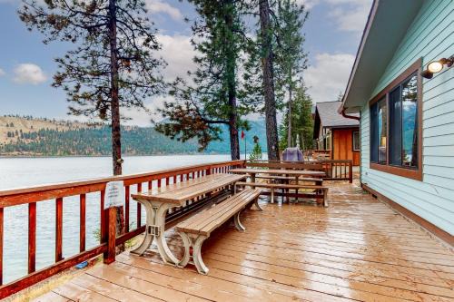 Joseph House | Relaxing Getaway at Time Out with Hot Tub & Family Amenities