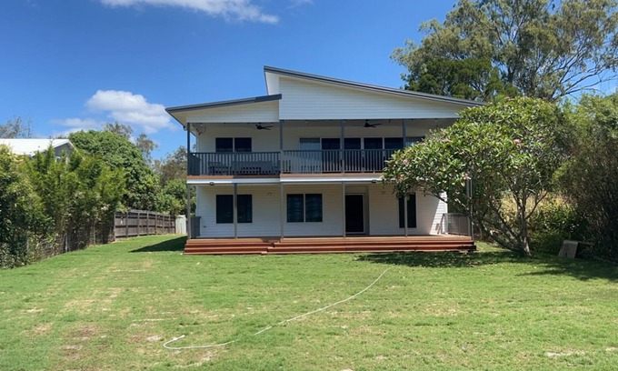 Toogoom House | Time & Tide - Close to beach-7 beds-2 baths-Sleeps 16-WiFi-2 Smart TVs