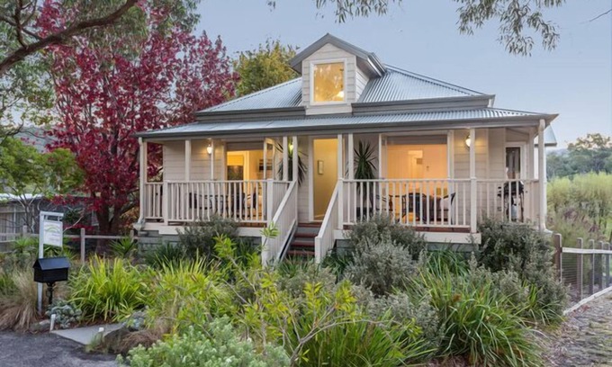 Lorne Cottage | Relax by the Sea: Double Spa Bath & EV Charging Available
