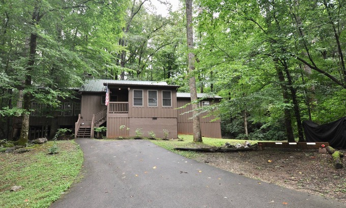 Townsend Cabin | Unforgettable Mountain Woodland Retreat with Top Amenities