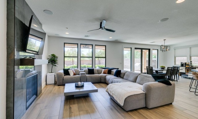 Desert Hills House | Pet-Friendly 3 Bed Sanctuary with Breakfast & Family Comfort