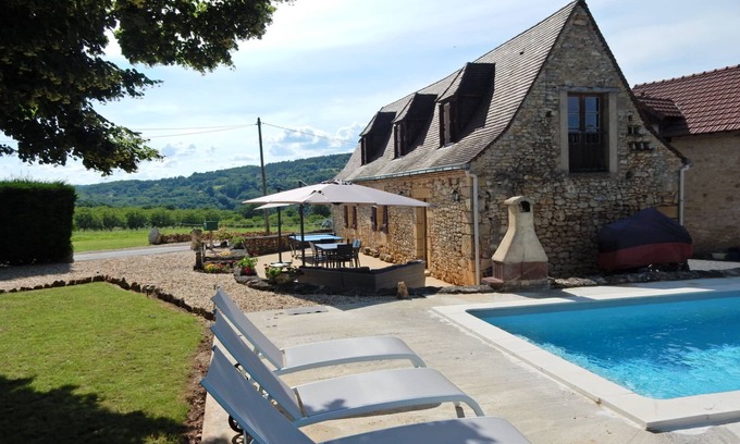 Saint-Leon-sur-Vezere House | Inviting Holiday Home in Saint-Léon-sur with Pool & Ocean View