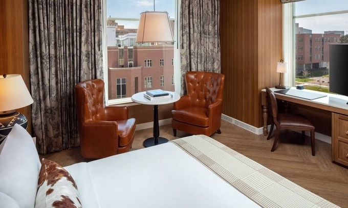 Fitzsimons Hotel | Dog-Friendly Retreat with Private Balcony & Great Amenities