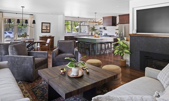 University District House | Inviting 3-Bedroom Retreat: Pet-Friendly & Family-Oriented