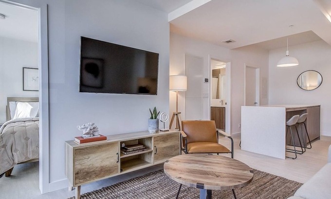 Hillhurst Condo | Modern Condo Retreat in Kensington with Large Patio