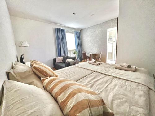 Hietalahti Apartment | Cozy Retreat in the Heart of Kamppi - Family Friendly Stay