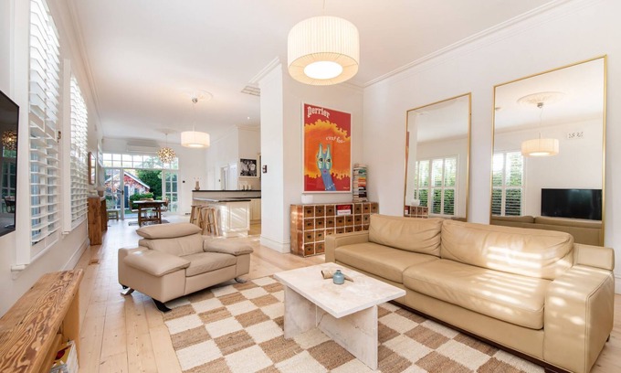 Caulfield East House | Idyllic Retreat at Timeless Gem in Malvern East