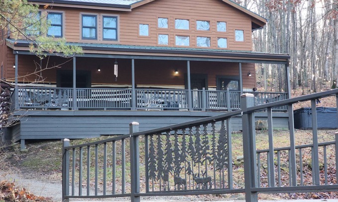 Gnaw Bone Cabin | Discover Timeless Ivory Lodge: Hot Tub & Pet Friendly Near Nashville