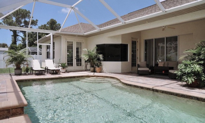 Port Charlotte House | Create Timeless Family Memories with Ocean View & Pool