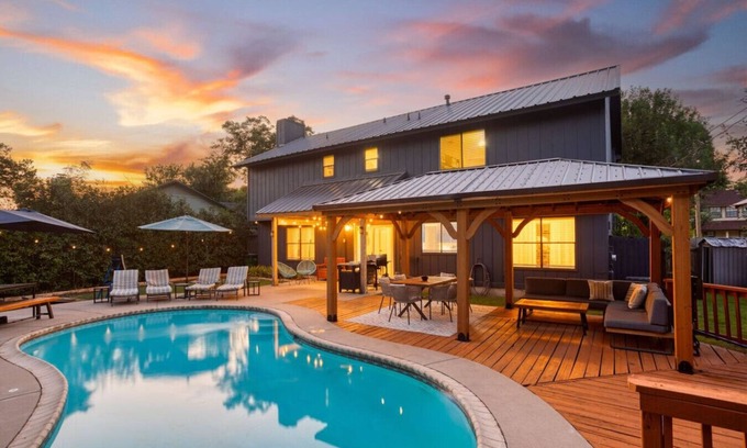 Round Rock House | Timeless Texas Inn: Relax by the Heated Pool Oasis