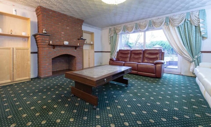 Canvey Island House | Timeless Treasure: Traditional House with Pool & Breakfast