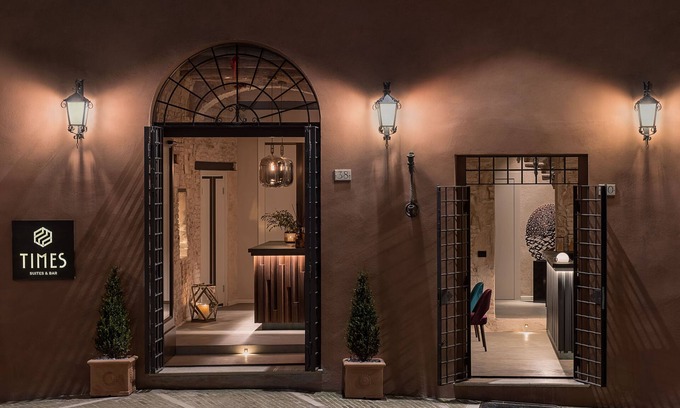 Old Town House | Guest Rated 10/10 at Times Suites & Bar with Spa Amenities