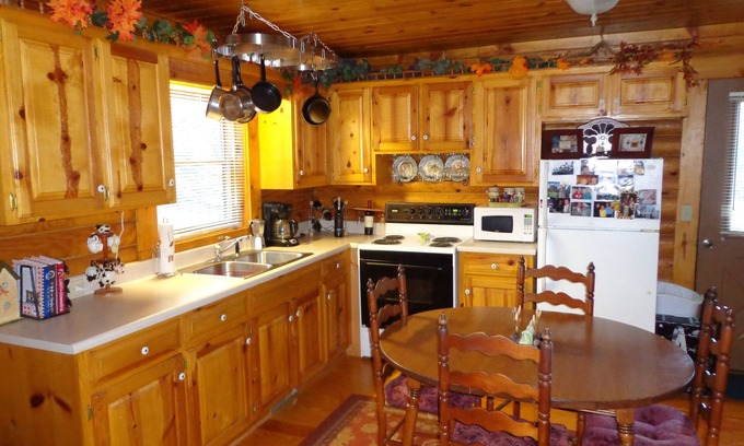 Lynn Cabin | Tim's Cabin on Melrose Mountain: Family-Friendly Retreat